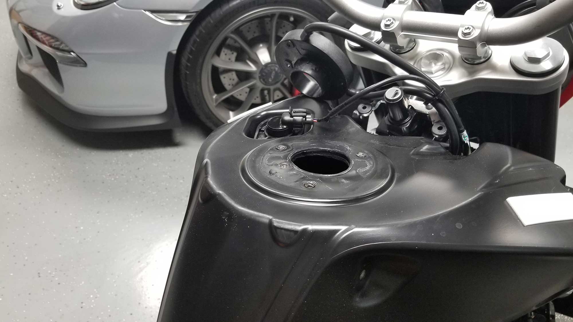 2016 Duke warped fuel tank top. leaks when sloshed. Page 19 KTM